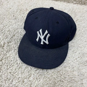 Gorra de béisbol vintage New Era New York Yankees ajustada 7 5/8 azul blanco MLB años 90 - Imagen 1 de 10
