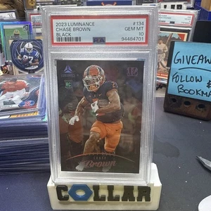CHASE BROWN 2023 LUMINANCE ROOKIE FOOTBALL BLACK BENGALS RC 73/75 PSA 10 POP 1 - Bild 1 von 3
