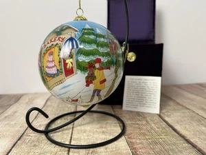 Pier One Li Bien adorno de vidrio pintado a mano 2005 pueblo de Navidad - Imagen 1 de 6