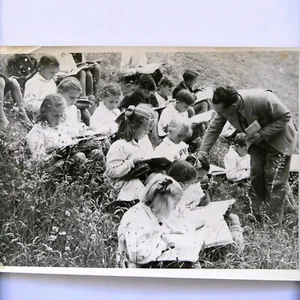 R.S.I Foto Los Niños Estudian Al Aire Libre.-El Desalojo De Los Grandes Centros - Imagen 1 de 2