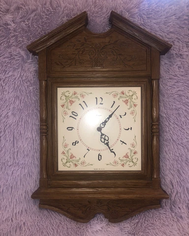 Vintage Syroco Colonial Style Mid Century Hanging Wall Clock Excellent Condition Cover