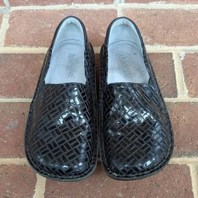 Zueco de enfermería Alegria Debra Score charol negro en relieve zapatos cómodos sin cordones 36 Foto 1 de 4