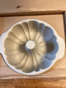 Pampered Chef Family Heritage Stoneware Fluted Bundt Pan 10" #1440 BRAND NEW - Picture 1 of 6