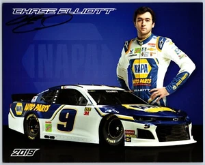 Tarjeta de héroe NASCAR NAPA firmada a mano por Chase Elliott autopartes - 8 x 10 pulgadas - Imagen 1 de 2