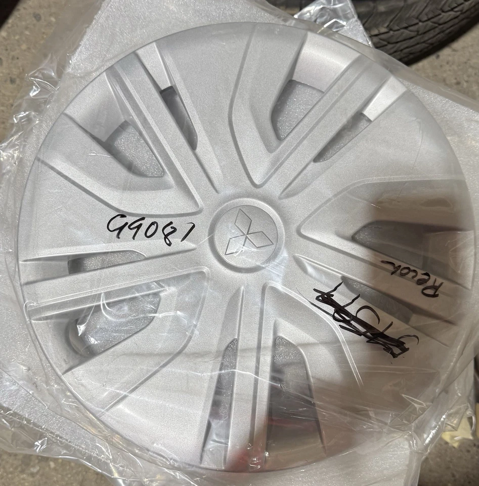 Tapacubos original de fábrica para Mitsubishi Mirage 4252A140 57597 Foto 1 de 1