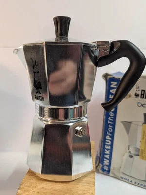 Cafeteira espresso Bialetti 6 xícaras fogão Moka Express feita na Itália - Imagem 1 de 4