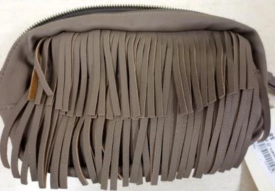 Bolso/cartera de mano de maquillaje Mossimo pequeña con flecos marrones Foto 1 de 4
