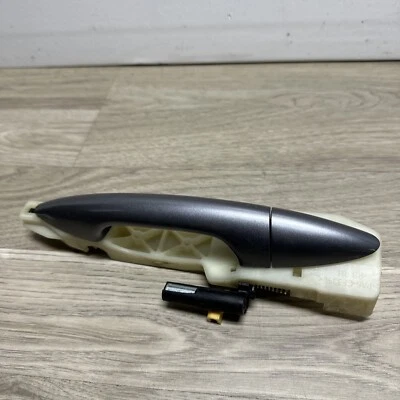 Оригинальная задняя правая наружная дверная ручка в сборе для седана Hyundai Accent 2012-2017 годов выпуска - Изображение 1 из 4