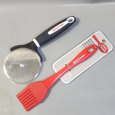 Betty Crocker Cortador de Pizza y Essentials Cepillo Basting Silicona Rojo Foto 1 de 4
