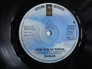 EAGLES - NEW KID IN TOWN 1976 7" VINYL SINGLE. K13069. - Picture 1 of 2