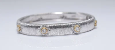 Brazalete con bisagras de diamantes redondos de oro blanco y amarillo de 18 quilates helado de 6,5"" Foto 1 de 4
