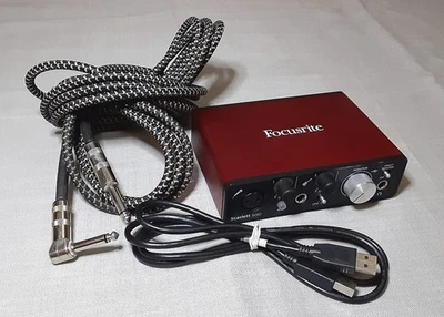 Focusrite Scarlett Solo 2da Generación Interfaz de Audio de Grabación con USB, Cables de 1/4" Foto 1 de 4