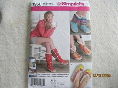 Simplicity 1958 misses slippers in 3 sizes (S-L), (5-10 1/2) UNCUT - Image 1 of 2