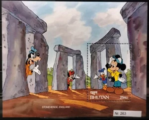 DD2.263 Bhutan MNH Disney Cartoons Animation Goofy Mickey Stonehenge, England - Foto 1 di 6