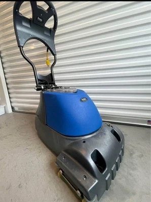 Máquina de limpieza de pisos de madera Dirt Dragon de revestimiento básico Foto 1 de 2