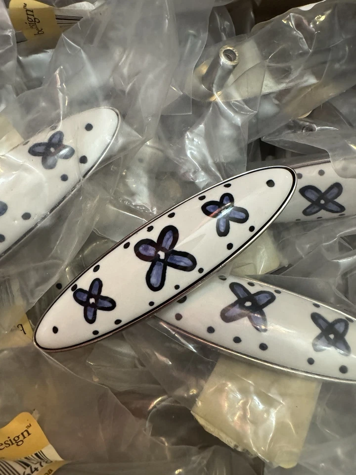 Lote (10) Tiradores de cajón de cerámica blanca níquel satinado flor azul Betsy Betsey Fields Foto 1 de 4