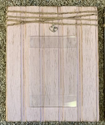 Marco de madera rústico envejecido con cuerda, dije de corazón, percha, rosa pálido Foto 1 de 4