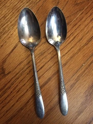 Винтажные посеребренные розы Oneida Tudor 1941 FANTASY 2 чайные ложки 6 дюймов - Изображение 1 из 4