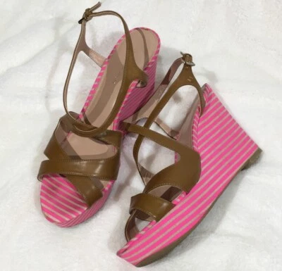 Tommy Hilfiger 露趾骆驼皮革表带粉色条纹楔形鞋 - 9.5 — 第 1/4 张图片