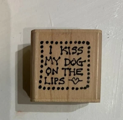 “I Kiss My Dig On The Lips” - Sello de goma montado de PAULA BEST Foto 1 de 4