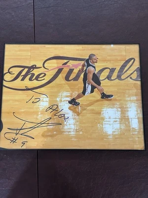 ФОТОГРАФИЯ С АВТОГРАФОМ ТОНИ ПАРКЕРА 8,5X11 SAN ANTONIO SPURS С ДОКАЗАТЕЛЬСТВОМ NBA HOF - Изображение 1 из 2