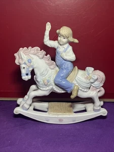 "Estatuilla de porcelana Paul Sebastian Girl On Rocking Horse 7x7"" firmada vintage 1991" - Imagen 1 de 10