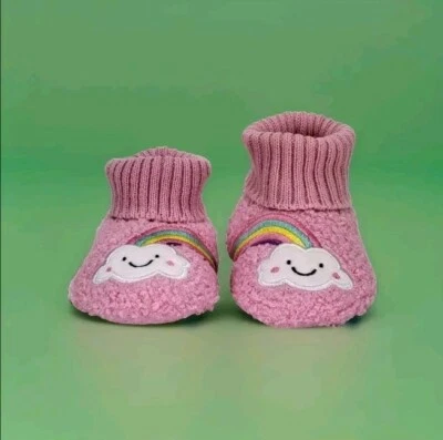 Chinelos difusos rosa com design de nuvem e arco-íris - Criança tamanho 6 - Wonder Nation - Imagem 1 de 4