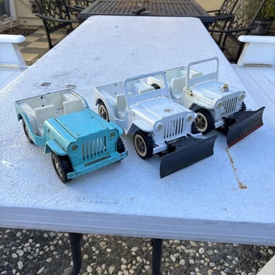 Camión grúa Jeep AA Tonka blanco 2 con quitanieves negro y 1 Jeep azul lote venta Foto 1 de 4