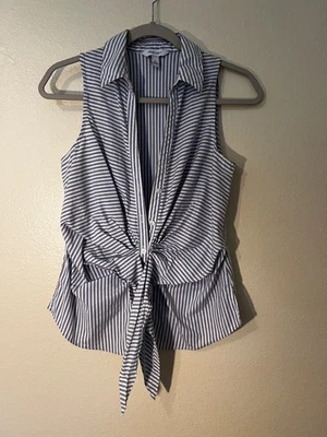 Abotoamento Nine West sem mangas tamanho XS listra azul e branca frente - Imagem 1 de 4