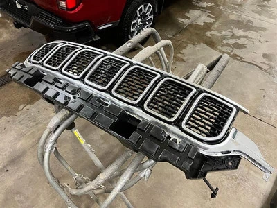 Rejilla superior 7DS85DX8AB se adapta a 22-24 Wagoneer 2841911 Foto 1 de 4