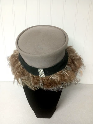 DE COLECCIÓN MUJER 100% LANA CON PLUMAS AÑADIDAS Y PEDRERÍA CON CINTA Foto 1 de 4