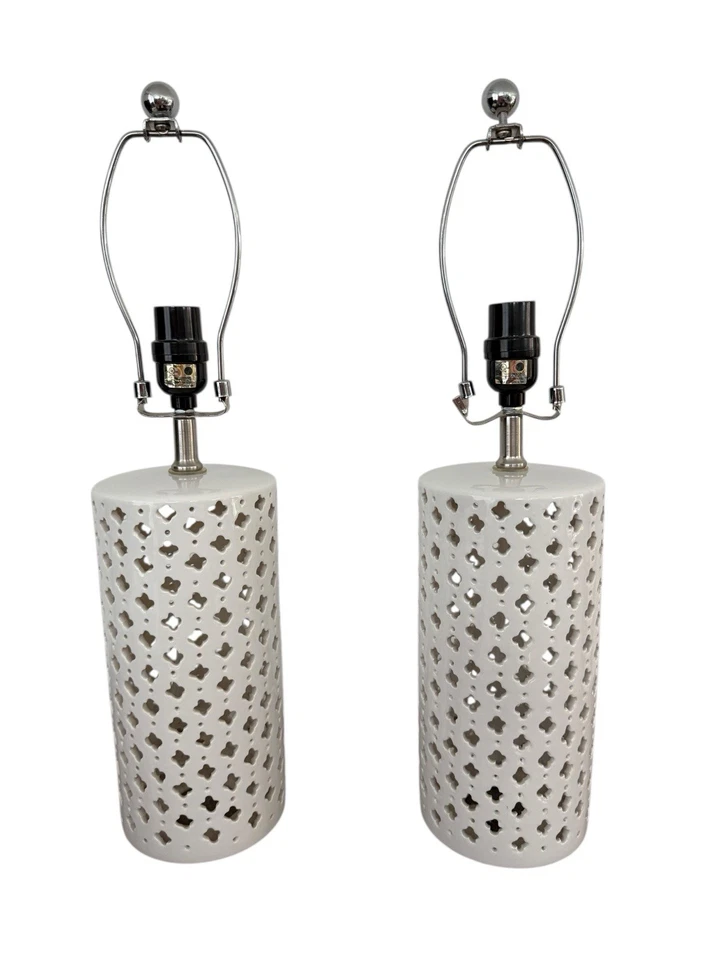 Par de lámparas de mesa de celosía de cerámica blanca con cortinas de tambor rosa modernas costeras Foto 1 de 4