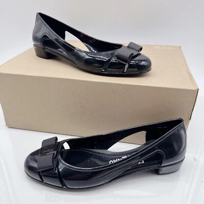 Женские туфли на плоской подошве Salvatore Ferragamo с бантом и логотипом на низком каблуке черные резиновые размер США 7 - Изображение 1 из 4