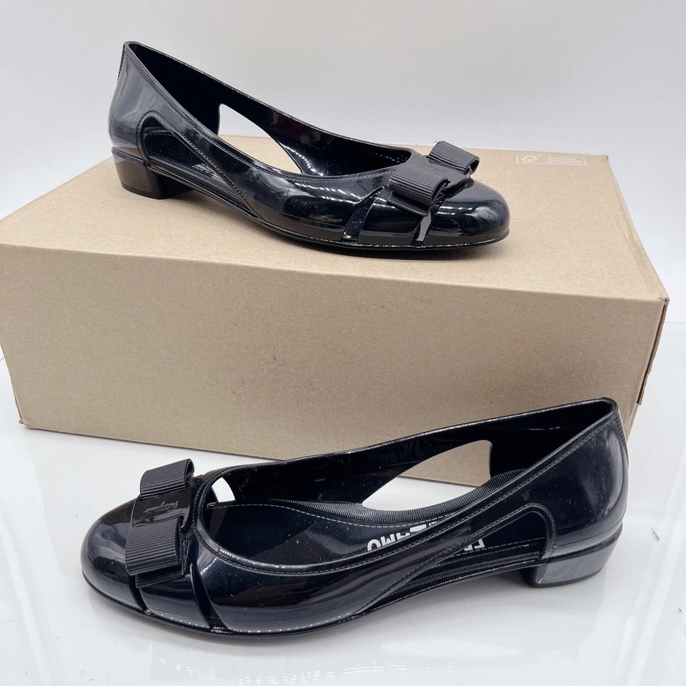 Zapatos de tacón bajo Salvatore Ferragamo para mujer planos con arco logotipo goma negra EE. UU. 7 Foto 1 de 4