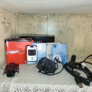 VTG Motorola RAZR Silver Cell Phone (Verizon) Manuals, Car Home Charger, - Afbeelding 1 van 10