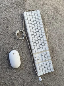 Apple A1048 Wired USB Keyboard QWERTY includes apple Mighty Mouse A1152 - Picture 1 of 3