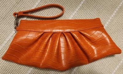 Cartera clutch naranja imitación cocodrilo Foto 1 de 4