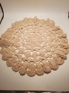 Handgefertigte gehäkelte Baumwolle Blumen 16" Durchmesser Creme/Beige Tischdeckchen - Bild 1 von 6