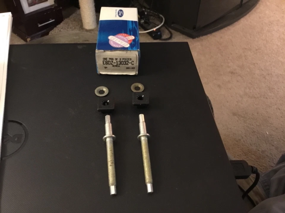  NUEVO 1986 1987 1988 MERCURY SABLE FARO FARO AJUSTADOR PAR DE TORNILLOS Foto 1 de 1