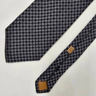 CORBATA DE SEDA HOMBRE DE HOY ITALIA NEGRA PLATA CUADROS GEOMÉTRICA TEXTURIZADA 3,75" X 60" Foto 1 de 2