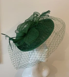 Verde Esmeralda Fascinador Sombrero Hatinador con Velo Diadema Boda - Imagen 1 de 1