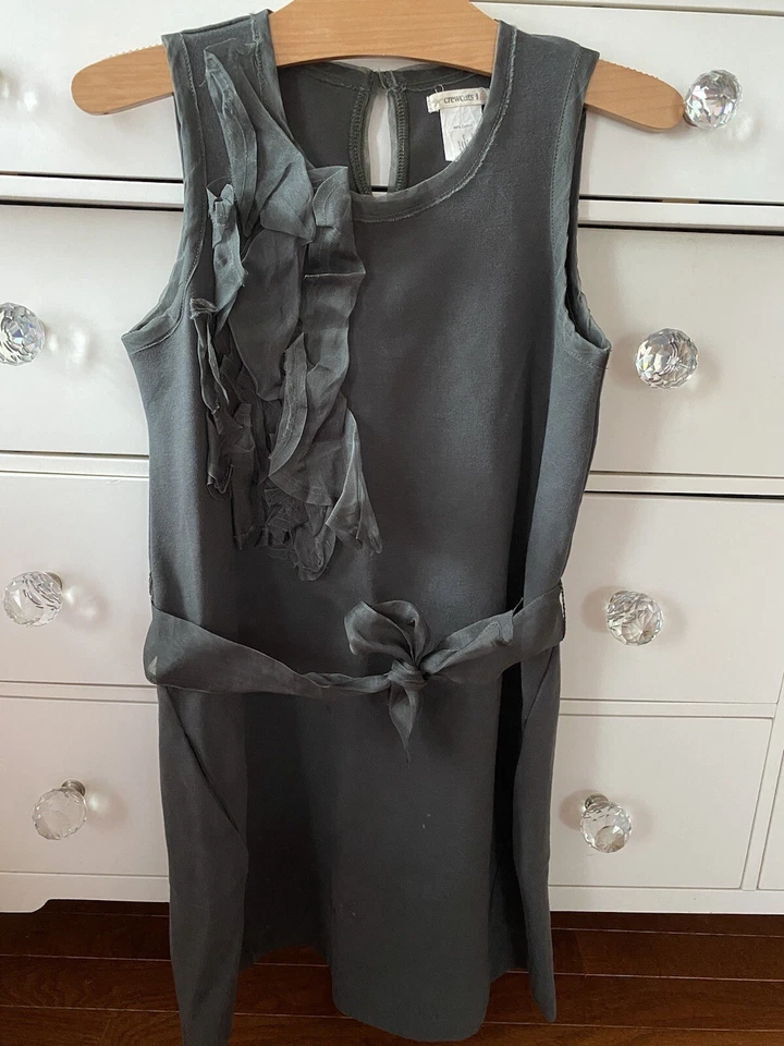 Vestido J Crew Crewcuts feminino cinza carvão com babado de seda e bolso tamanho 8 em excelente estado usado - Imagem 1 de 4