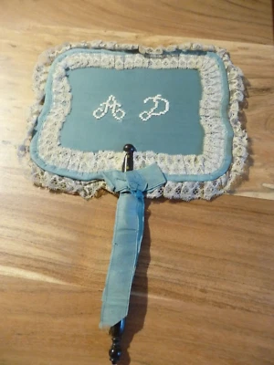 Ancien Face a main  satin et dentelle monogramme AD - Photo 1/4