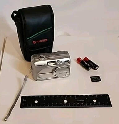 Fujifilm FinePix A Series A210 3.2MP Digital Camera - Silver Works/Tested - Image 1 of 4