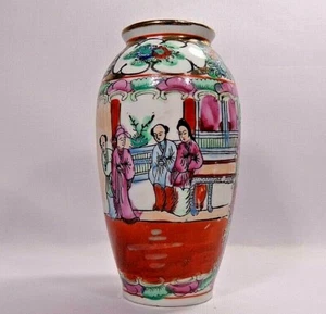 Vintage 60er-70er China Famille Rose 6" Vase, handbemalt Dorfszene, Gold  - Bild 1 von 8