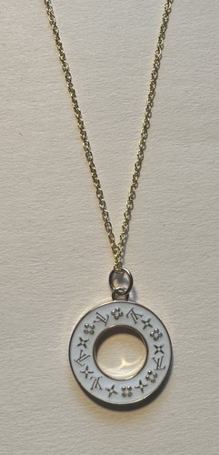 LOUIS VUITTON（LV） Ciondolo collana ciclato LV Designer Up. Nuovo