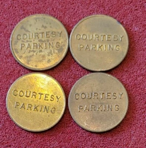 4 vecchi gettoni parcheggio - "Parcheggio di cortesia" su entrambi i lati circolati lotto T7 - Foto 1 di 3