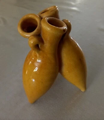 Céramique ancienne: bibelot 3 Jarres enlacées - Photo 1/4