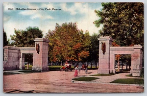 A895 McLellan Gateway Stadtpark Eingangstor altes Auto Bäume Menschen Vintage Postkarte - Bild 1 von 2