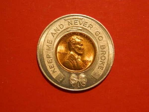 1950-D Penny - Keep Me and Never Go Broke Hufeisen Medaille Glücksbringer  - Bild 1 von 3